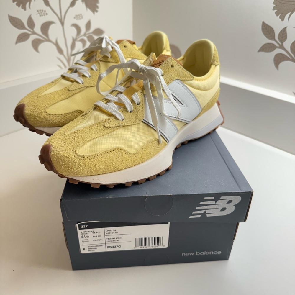New Balance 327 Women’s 8.5 sneakers